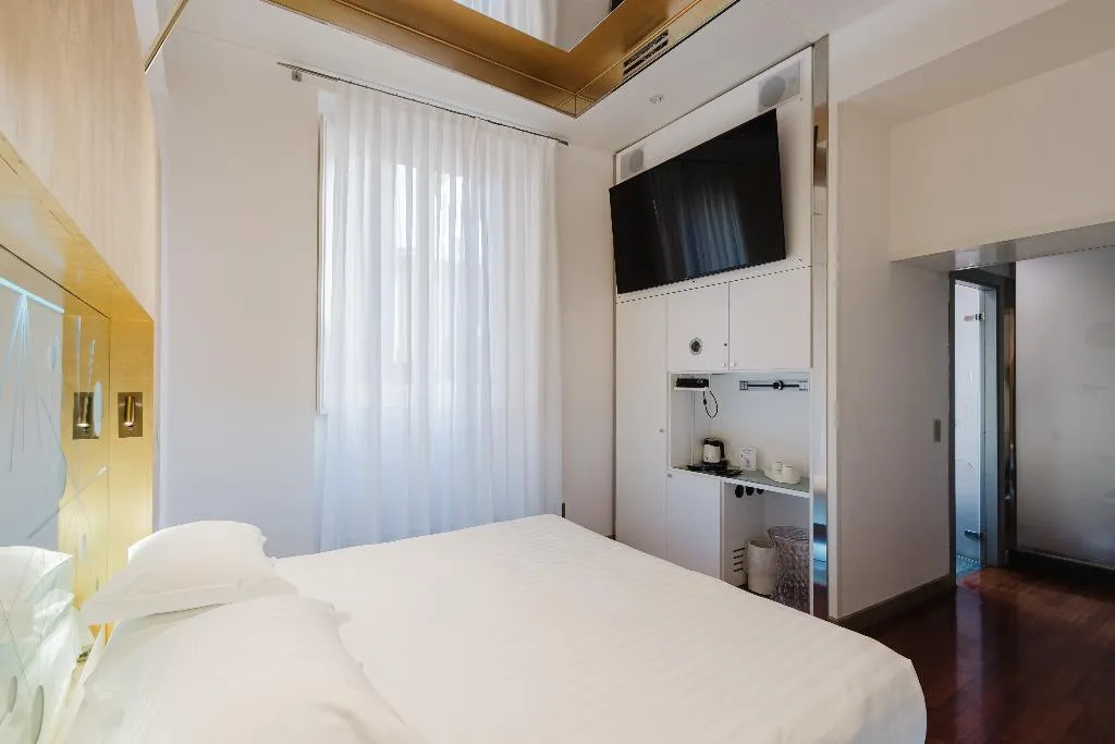 DOUBLE SUPERIOR Room, Hotel Trecento, Rome