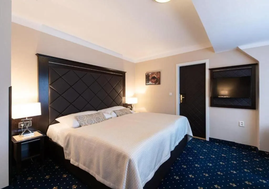 QUADRUPLE DELUXE KING BED Room, Pytloun Old Armoury Hotel Prague, Prague