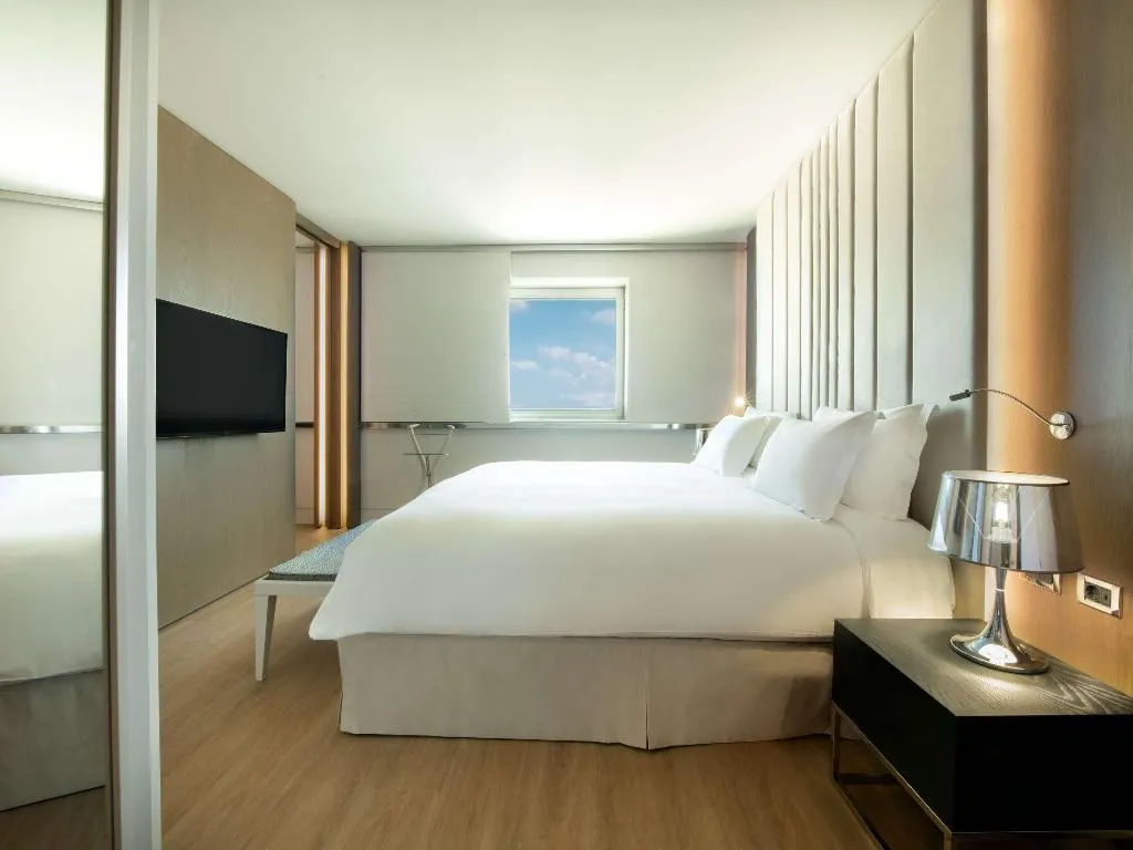 SUITE CLUB KING BED Room, Sofitel Athens Airport, Athens