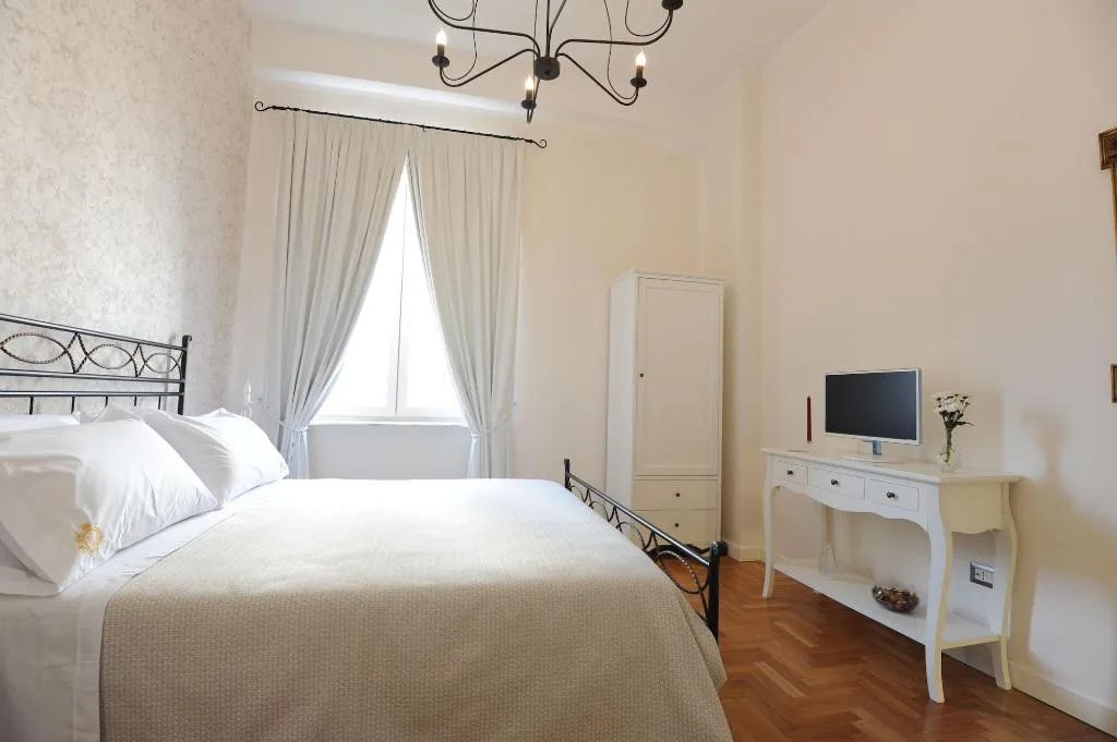 Room, Residenza Borbonica, Naples