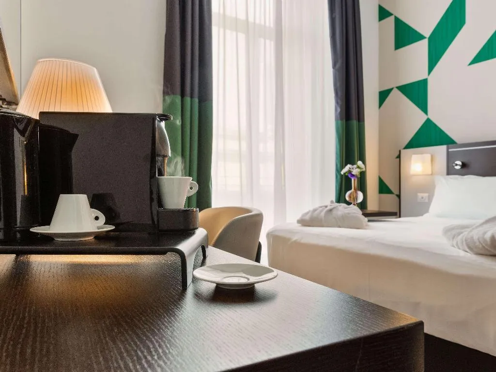 DOUBLE WITH DOUBLE BED Room, Mercure Napoli Centro Angioino, Naples
