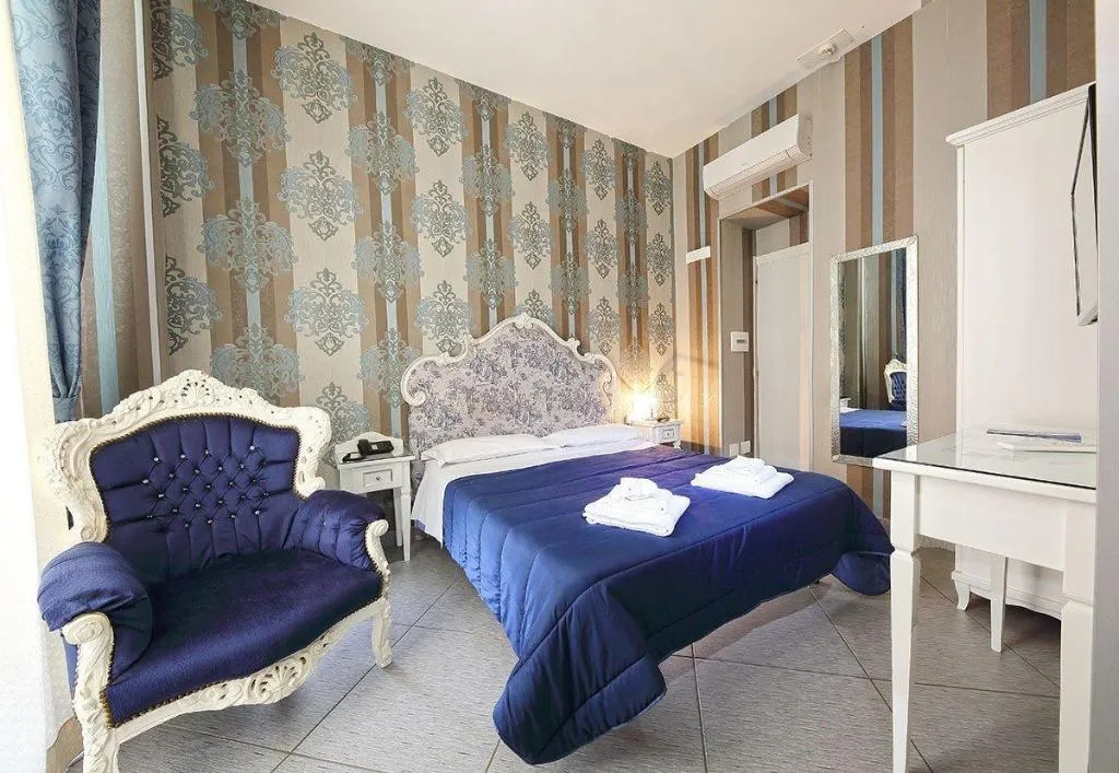 Room, New Sayonara, Naples