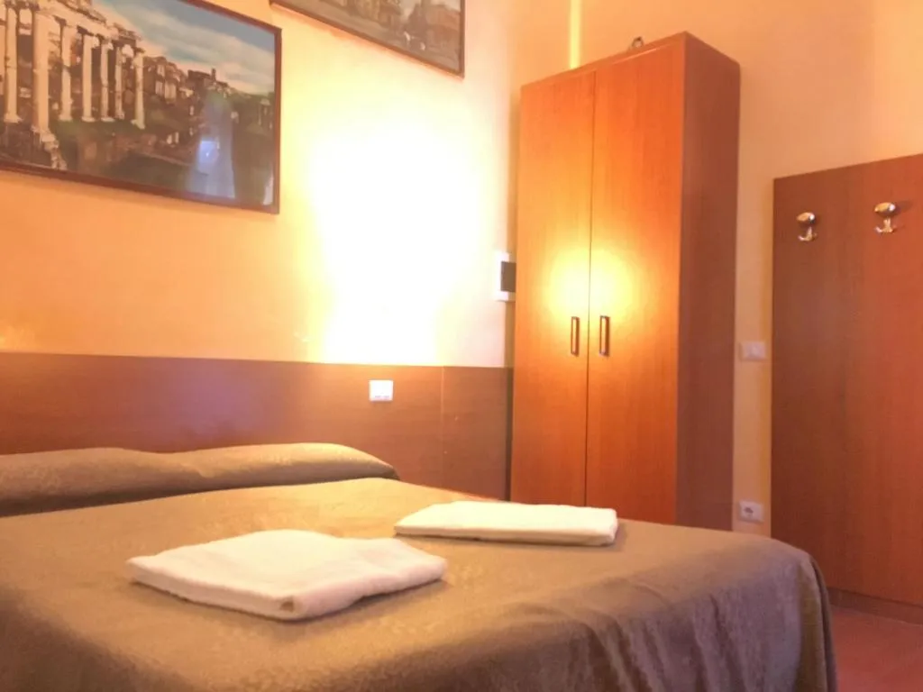 Room, Best Location In Rome, Naples