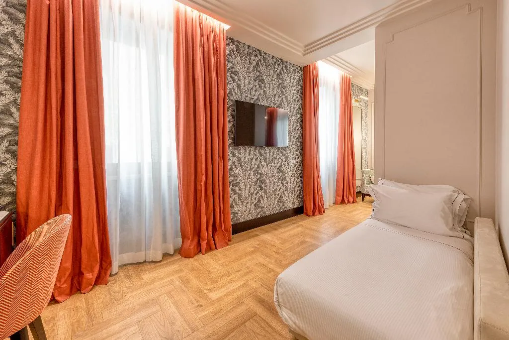 JUNIOR SUITE STANDARD Room, H10 Palazzo Galla, Rome