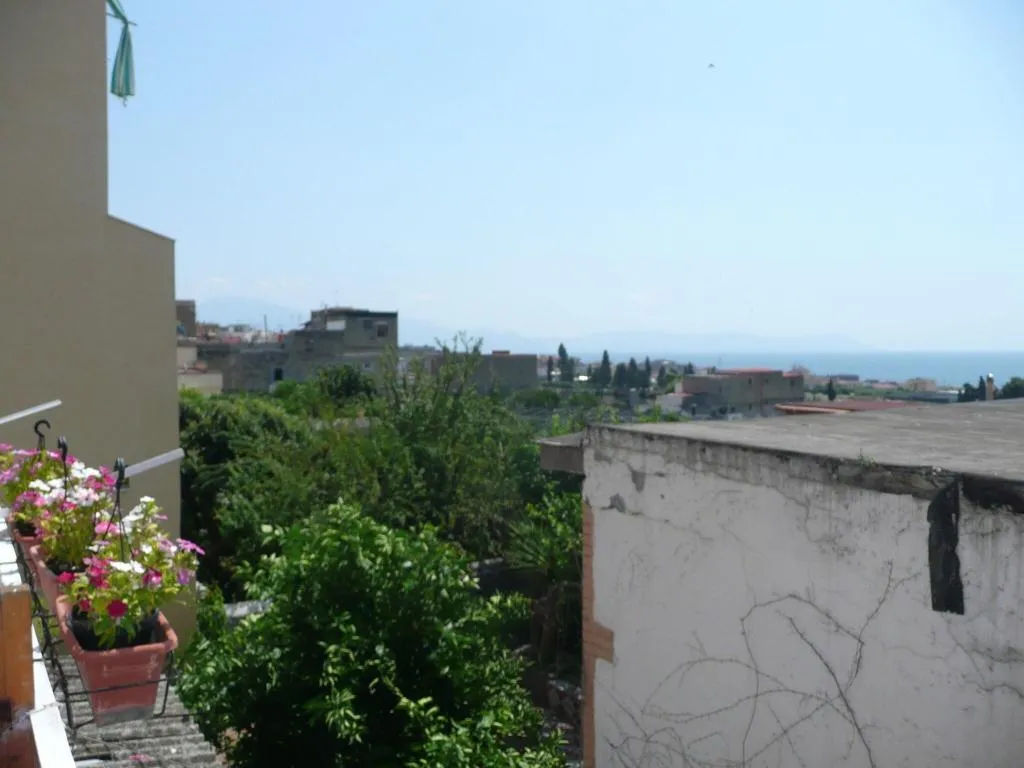 Terrace, I Papiri, Naples