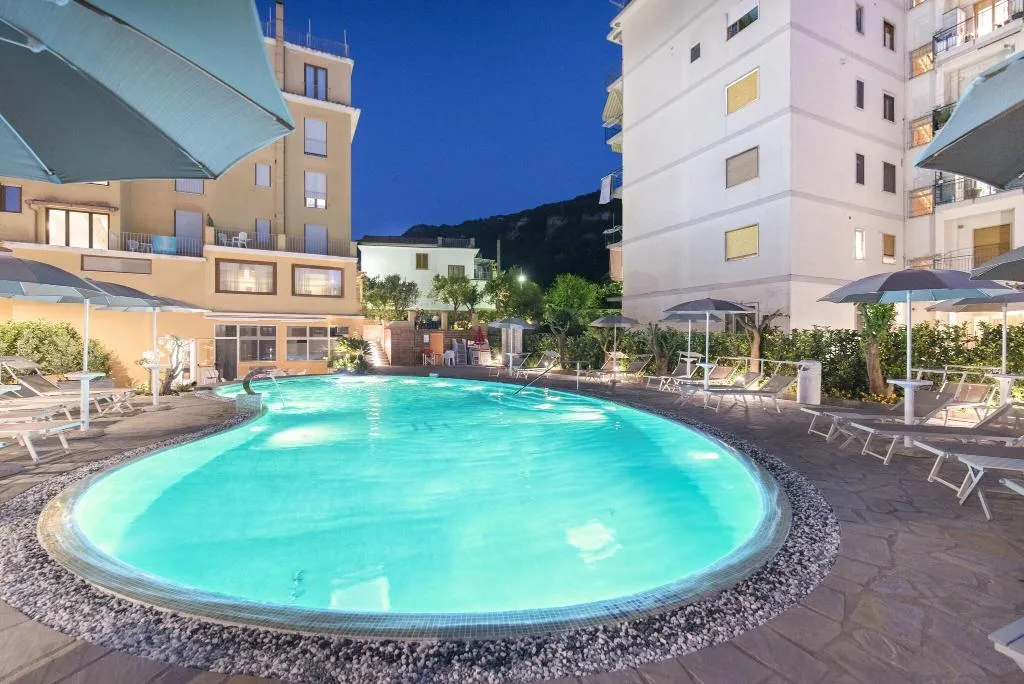 Pool, Leone, Naples