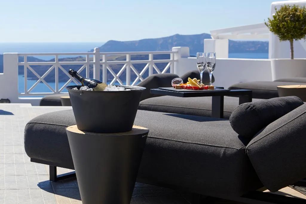 Pool, Petit Palace, Santorini
