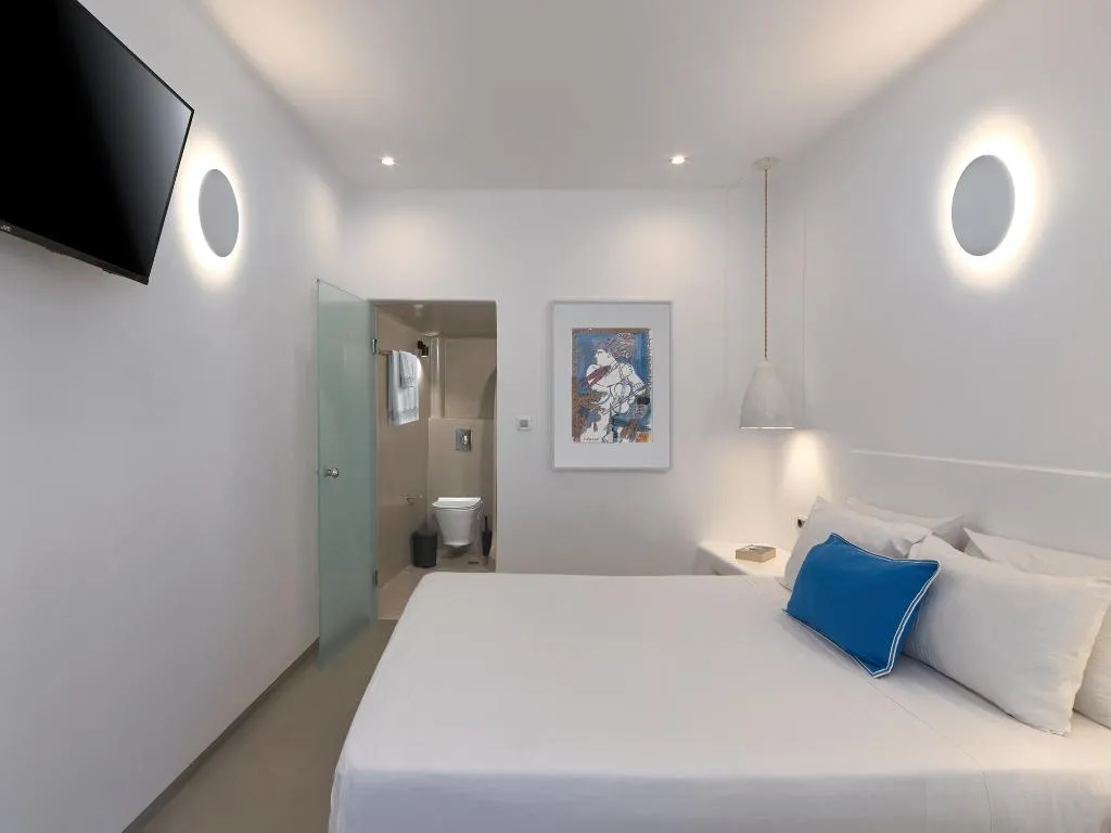 TRIPLE DELUXE GARDEN VIEW Room, Tatakis Design Hotel, Fira, Santorini