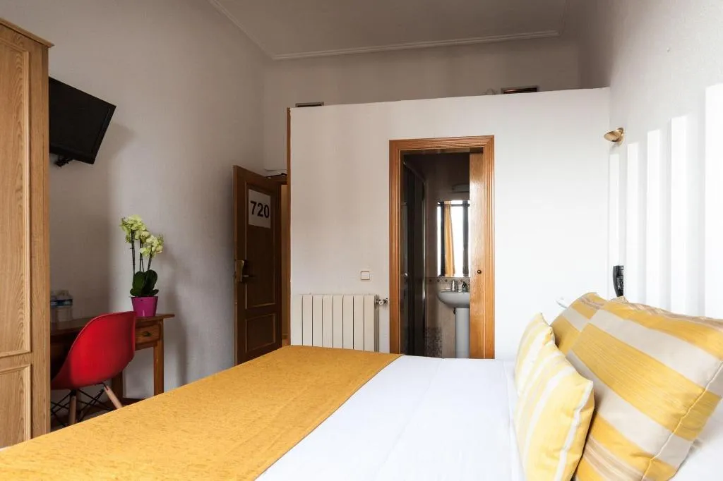 Room, Josefina Hostal, Madrid