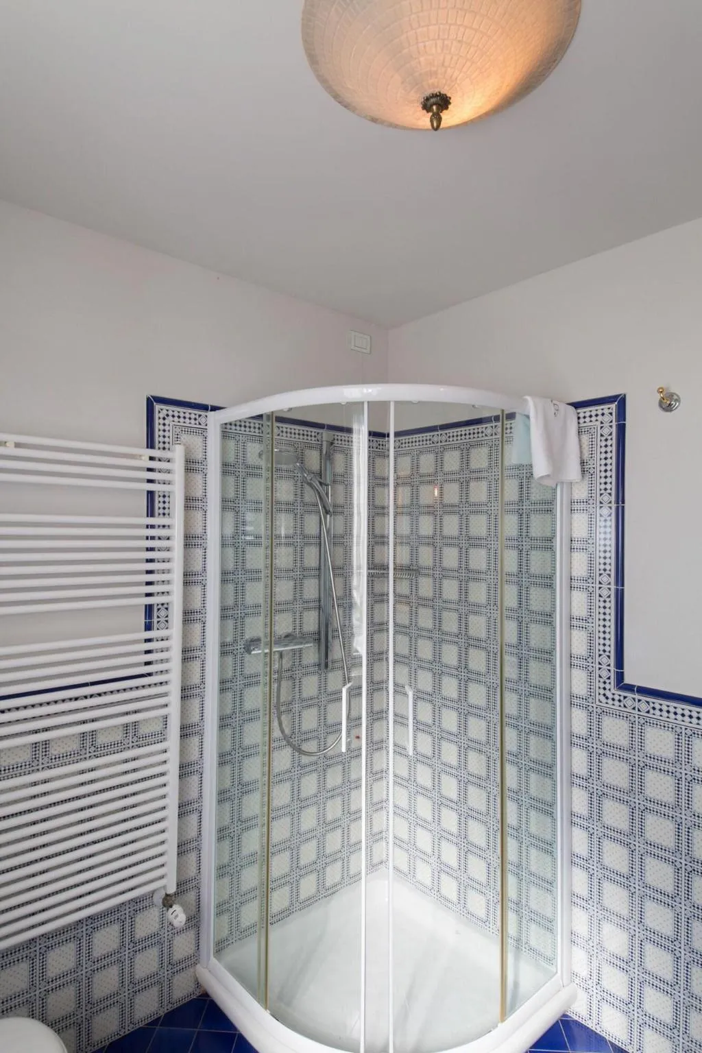 Room, Serenella, Milan