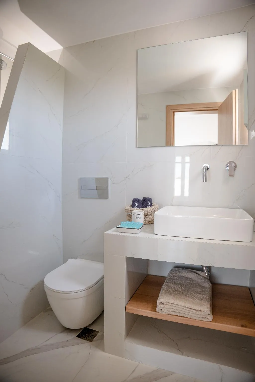 SUITE TWO BEDROOMS TWO BATHROOMS Room, Kýma Perissa, Santorini