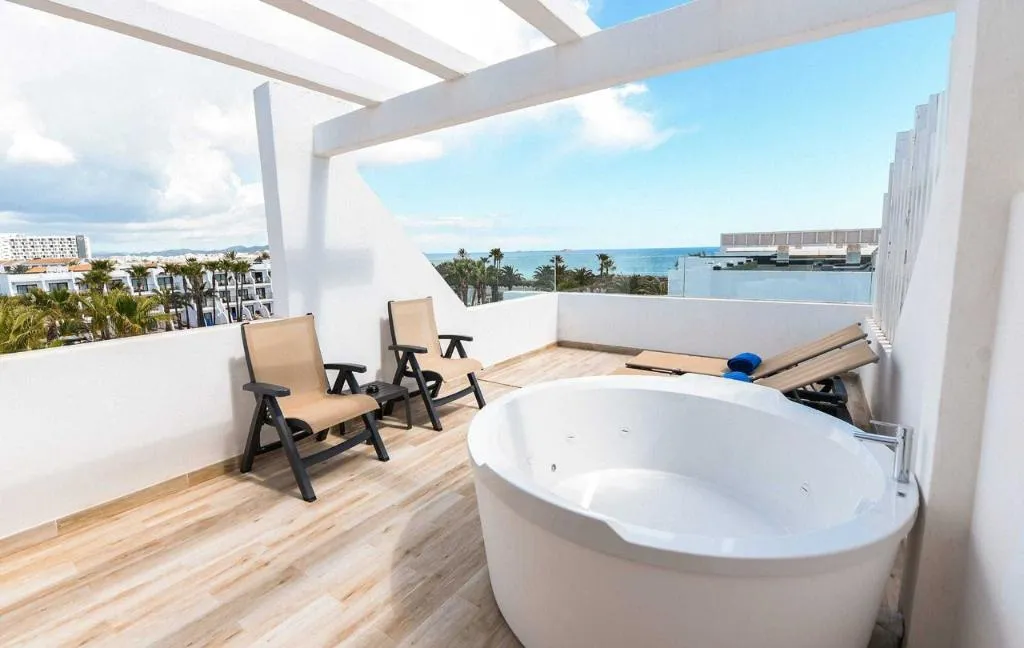 DOUBLE SINGLE USE WITH JACUZZI Room, Grand Palladium White Island Resort & Spa, Ibiza