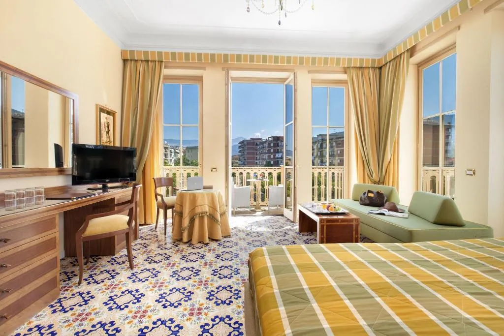 JUNIOR SUITE KING SIZE BED Room, Antiche Mura, Naples