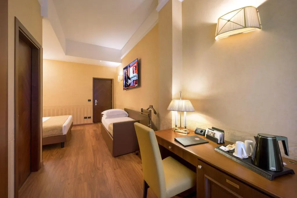 TRIPLE TWO BEDS Room, Lancaster Hotel, Milan