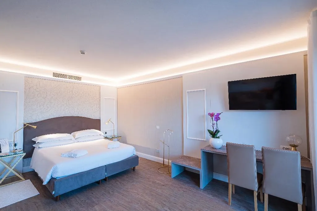 SUITE SUPERIOR LAKE VIEW Room, Hotel Borgo Le Terrazze, Milan