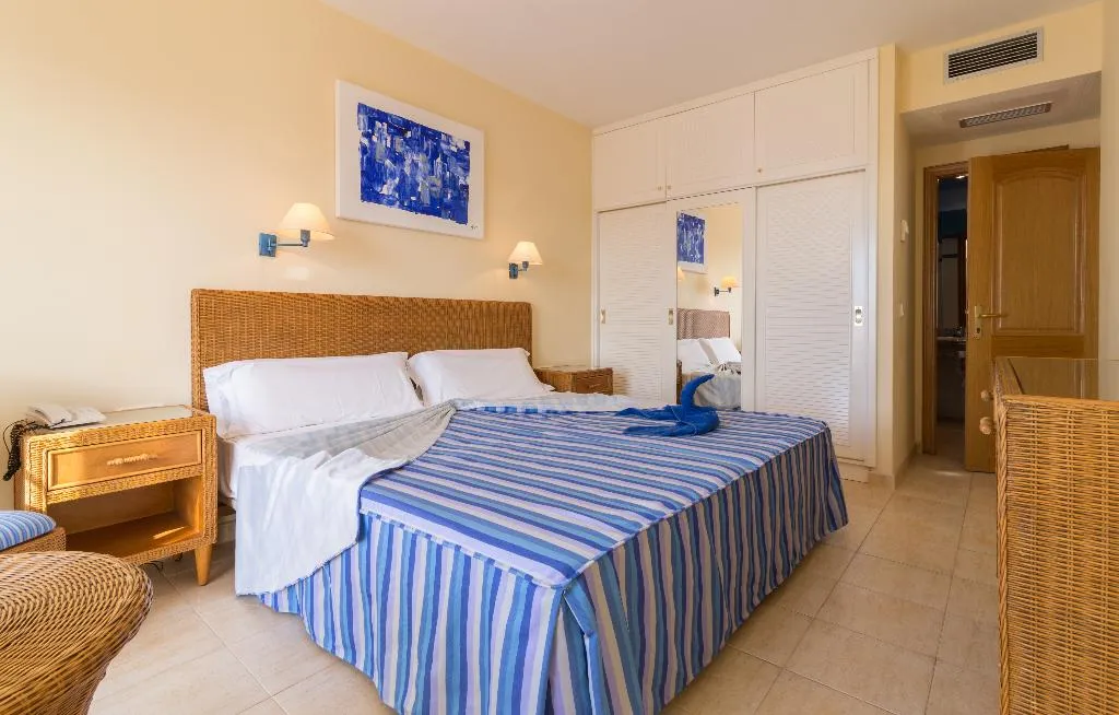 BUNGALOW CAPACITY 2 TWO BEDROOMS Room, Apartamentos LIVVO Coloradamar, Lanzarote