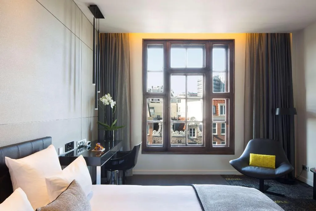 Room WITH VIEWS Room, art'otel amsterdam, Powered by Radisson Hotels, Amsterdam