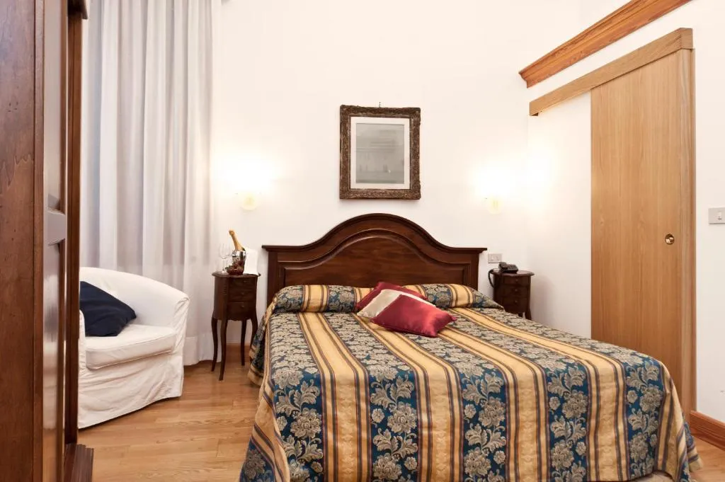 DOUBLE DELUXE CANAL VIEW Room, Alla Fava, Venice