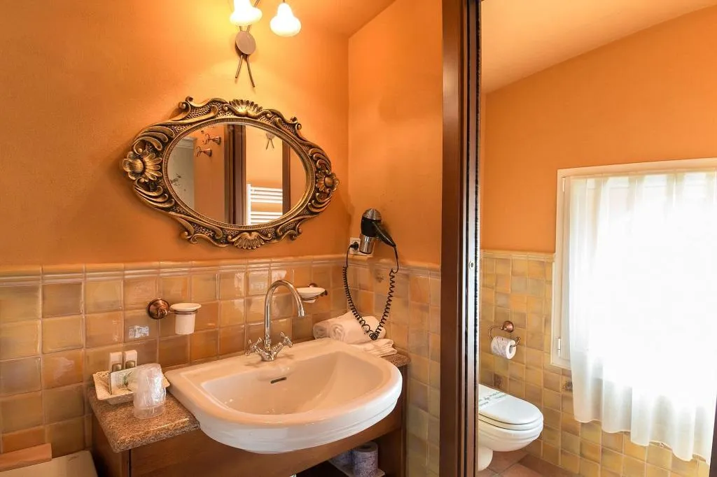 Room, Serenella, Milan