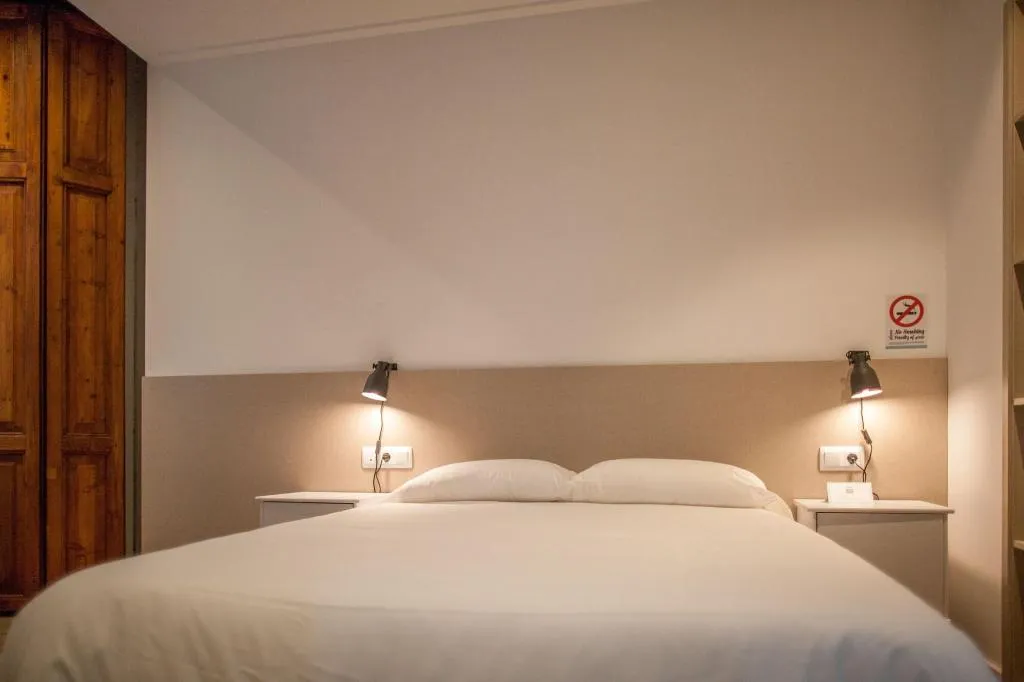 Room, Host & Home, Valencia