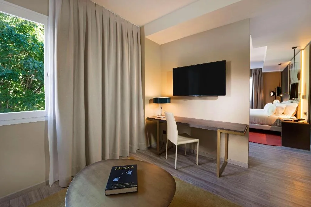 JUNIOR SUITE STANDARD Room, NH Collection Madrid Suecia, Madrid