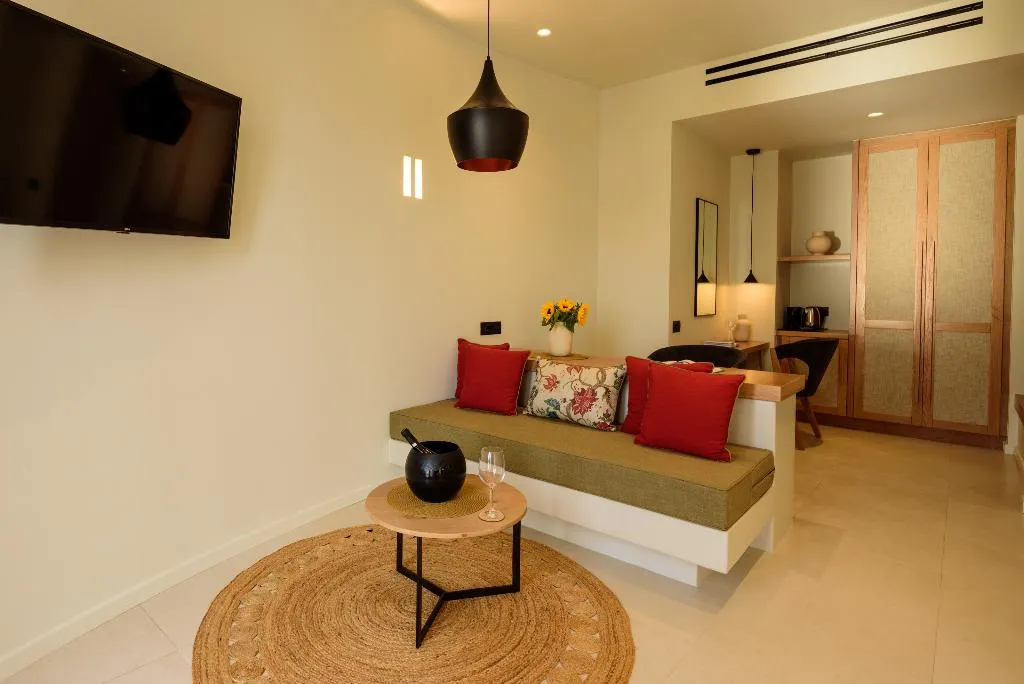 SUITE WITH PRIVATE POOL Room, Potnia Theron Suites, Santorini