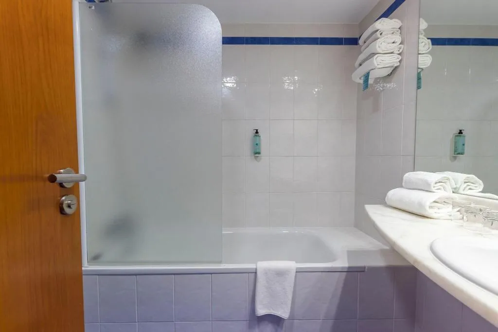 TRIPLE STANDARD Room, Travelodge Madrid Alcala de Henares, Madrid