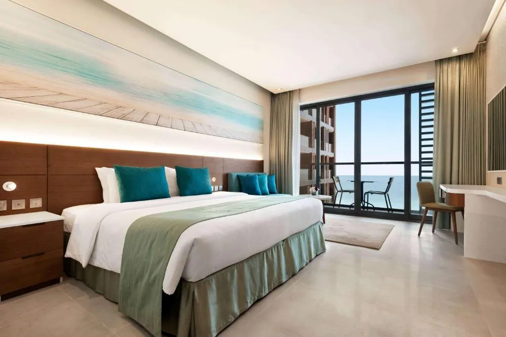 Room SEA VIEW KING BED Room, Wyndham Garden Ajman Corniche, Dubai