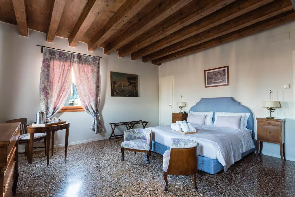DOUBLE CANAL VIEW Room, Locanda Ai Santi Apostoli, Venice