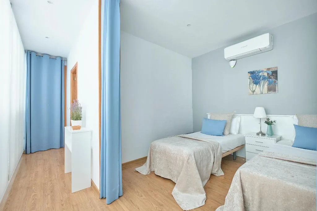 APARTMENT FOUR BEDROOMS Room, Apartamentos en Sol, Madrid