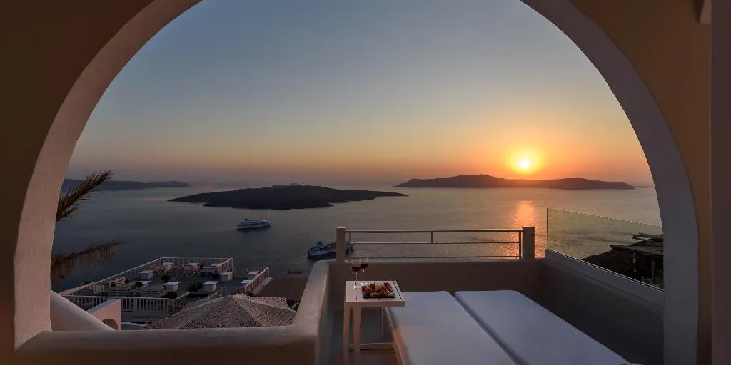 SUITE WITH JACUZZI WITH VIEWS Room, Nefeles Luxury Suites, Santorini