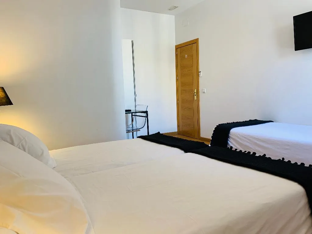 TRIPLE Shared external bathroom Room, Super Balmes Guest House, Barcelona