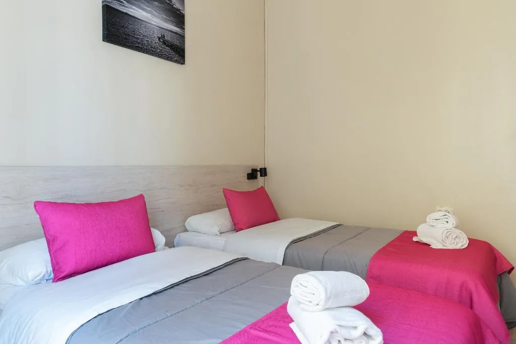 TWIN WITH SHARED BATHROOM Room, Red Nest, Valencia