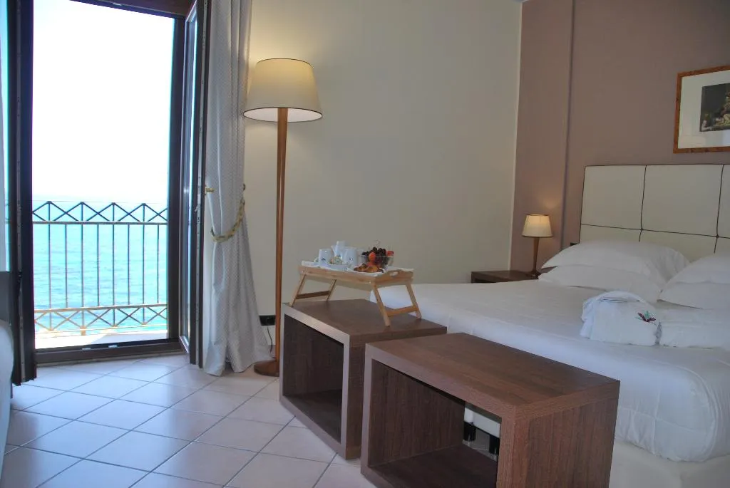 Double or Twin SEA VIEW Room, Albergo Domus Mariae, Catania