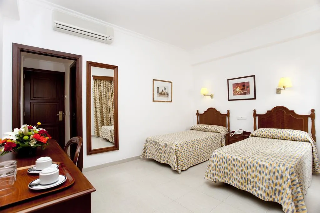 Room, Sis Pins, Majorca
