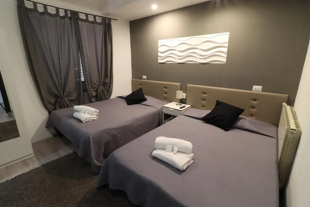Room, Guest House Minas, Milan