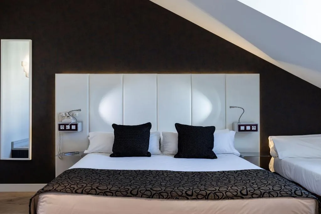 TRIPLE STANDARD Room, Petit Palace Santa Barbara, Madrid