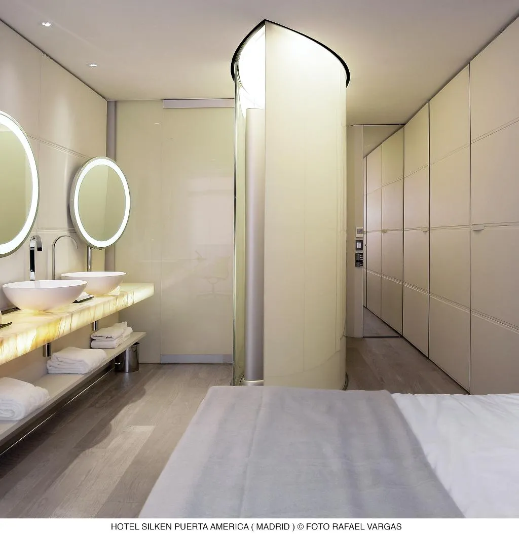 DOUBLE SINGLE USE DELUXE Room, Puerta America Madrid, Madrid