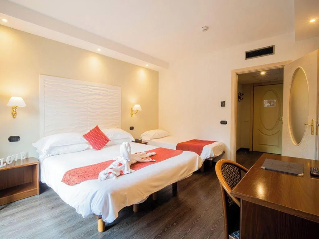 DOUBLE SUPERIOR QUEEN BED Room, Hotel Central, Naples