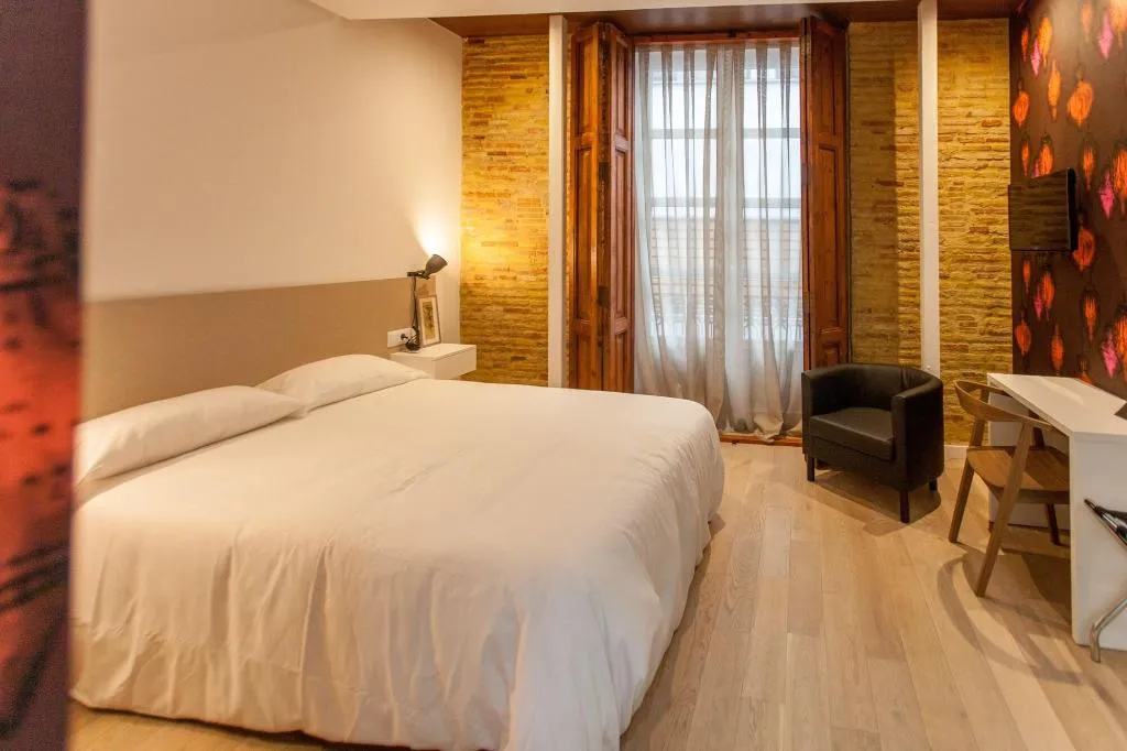 Room, Host & Home, Valencia