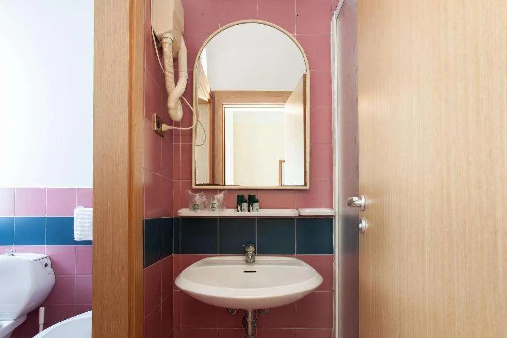 Room, Residence Lepontina, Milan