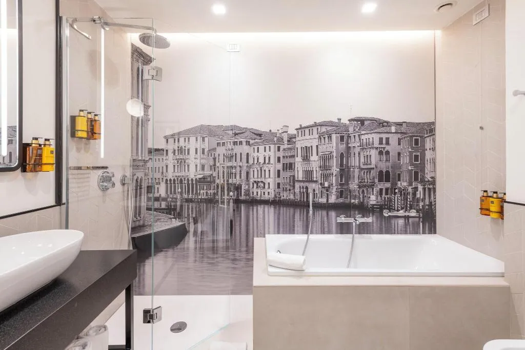 SUITE KING SIZE BED Room, H10 Palazzo Canova, Venice