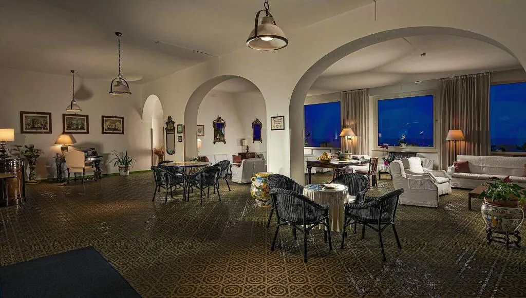 Lobby, Bellevue, Naples