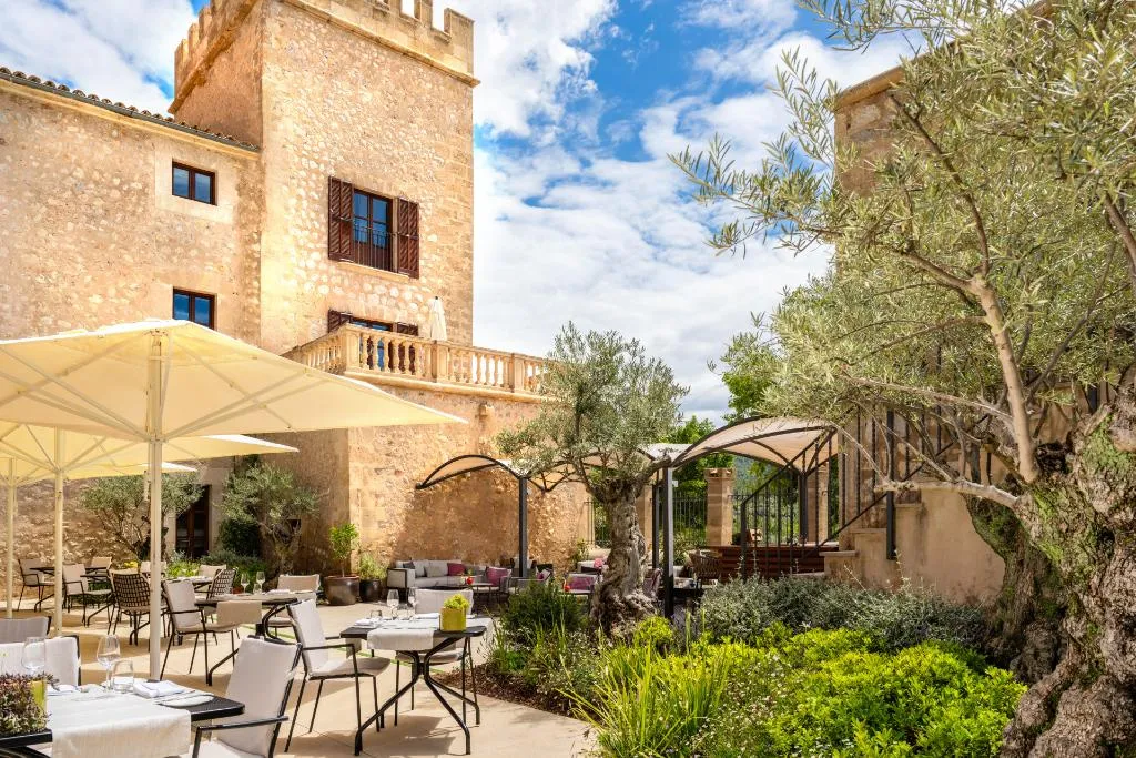 Bar, Castell Son Claret, Majorca