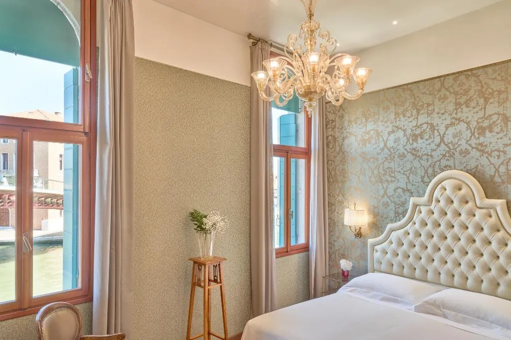 Double or Twin DELUXE CANAL VIEW Room, Santa Chiara, Venice