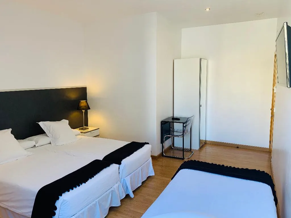 TRIPLE Shared external bathroom Room, Super Balmes Guest House, Barcelona