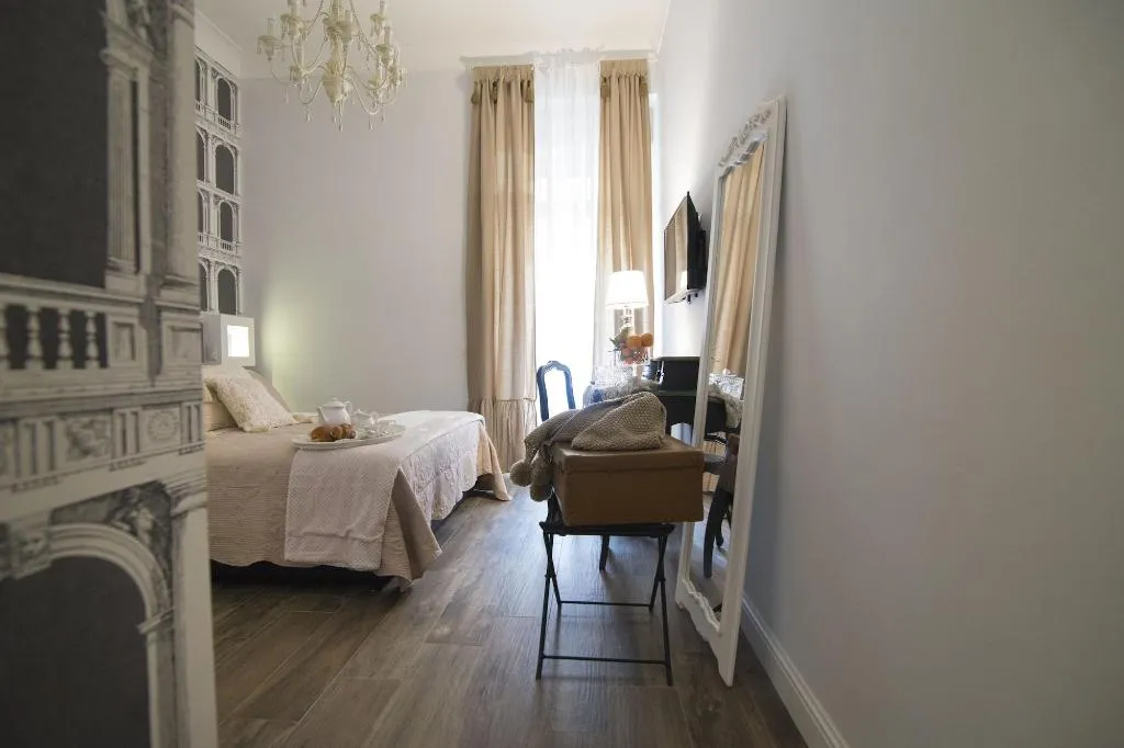 Room, Domus Deorum Deluxe, Naples