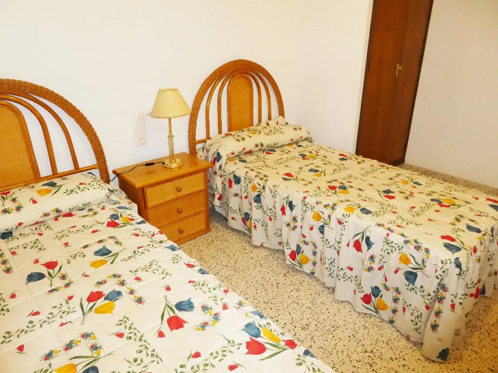 APARTMENT CAPACITY 8 THREE BEDROOMS Room, Apartamentos Gandía Primera Línea de Playa 3000, Valencia
