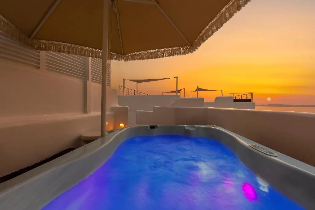 SUITE DELUXE WITH JACUZZI Room, Sole D'Oro Luxury Suites, Santorini