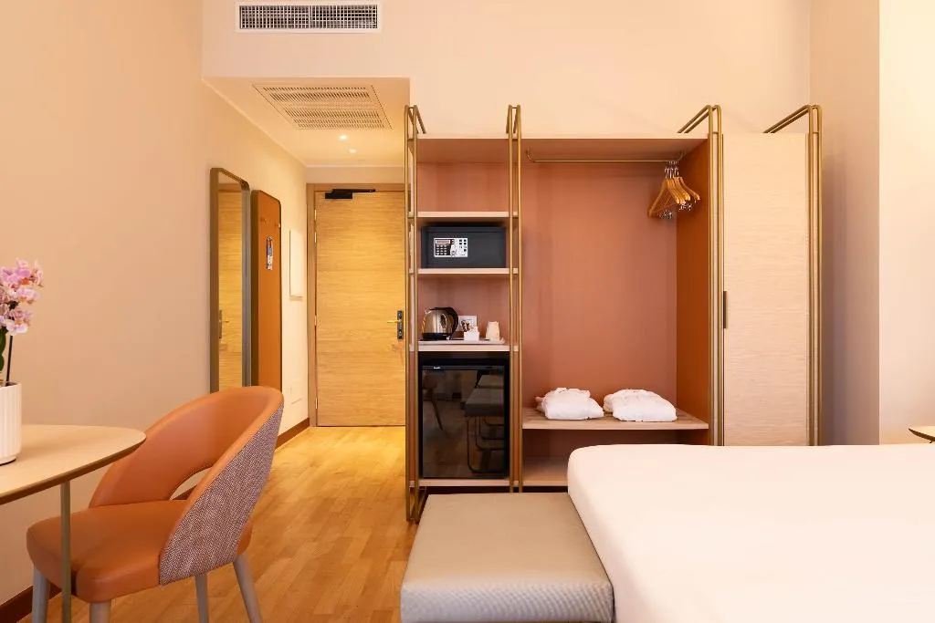 DOUBLE SUPERIOR Room, Hotel Raffaello, Milan